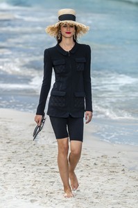 defile-chanel-printemps-ete-2019-paris-look-85.thumb.jpg.70bc3395ae391ad8ffb85d20ca6a20af.jpg
