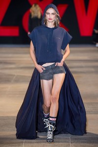 defile-zadig-amp-voltaire-printemps-ete-2019-paris-look-47.thumb.jpg.6140854688ae3a1fcbe3a10af87dfa08.jpg