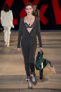 defile-zadig-amp-voltaire-printemps-ete-2019-paris-look-6.thumb.jpg.cfe85a4ec2c983661fc6a0fe96d315a3.jpg