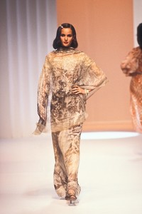 1039167823_Valentino1995WomenRTW127.thumb.jpg.4f867b40af4cee7aef1c714a35965697.jpg