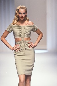 1493277457_Valentino1995WomenRTW31.thumb.jpg.49dd3d2d1b6fb6ae83358711279fd40e.jpg