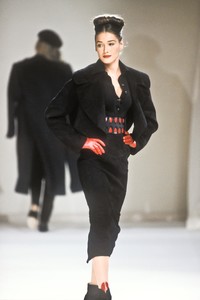 1519210947_AzzedineAlaia1991WomenRTW27.thumb.jpg.38045838342579720d6554ab0e0d7062.jpg