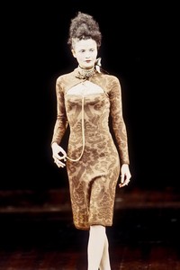 1554631294_VivienneWestwood1997WomenRTW27.thumb.jpg.8fa44485d9aae219acd08f337e5990db.jpg