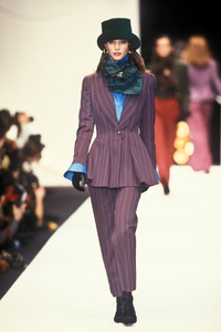 1702363842_ChristianDior1993WomenRTW1.thumb.jpg.aa3fd7cd2cfb7f54b4f0071948a8ac36.jpg