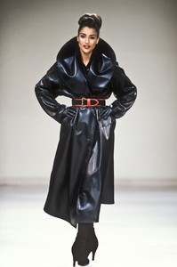 1736016588_AzzedineAlaia1991WomenRTW1.thumb.jpg.7bf3a8fa2a9b78c6944944519761345a.jpg