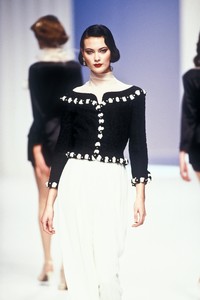 1895799809_Valentino1995WomenRTW80.thumb.jpg.892d4a3a9a1090db263b7d510d5561b2.jpg