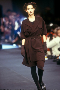 189654609_YohjiYamamoto1986WomenRTW17.thumb.jpg.4338ff6b193959dfd6fb3715c640d764.jpg
