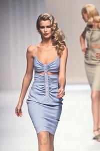 33449258_Valentino1995WomenRTW103.thumb.jpg.2b7a99cb94095c6a3b62040e5be85d8f.jpg