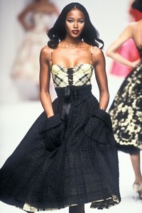 990035163_Valentino1995WomenRTW108.thumb.jpg.0775a74b9c2478289dd58f4a7d9e4b74.jpg
