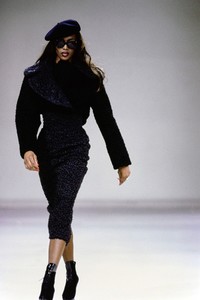 AZZEDINE-ALAIA-FALL-1991-RTW-01-NAOMI-CAMPBELL.thumb.jpg.7730e5bdb71478a323ce97eb575a3ec3.jpg