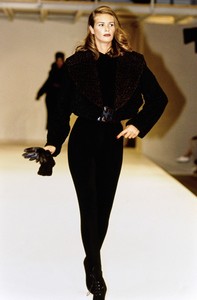 AZZEDINE-ALAIA-FALL-1991-RTW-02-ELLE-MACPHERSON.thumb.jpg.e0367b11a0b7084c914267c6f337db8a.jpg