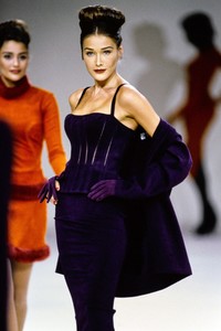 AZZEDINE-ALAIA-FALL-1991-RTW-08-CARLA-BRUNI.thumb.jpg.804c8b2fef7c4a1a4d74923dccd80e33.jpg