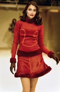 AZZEDINE-ALAIA-FALL-1991-RTW-09-BRENDA-SCHAD.thumb.jpg.543e3f13b8bda5a2560f3a6a83f09bf7.jpg
