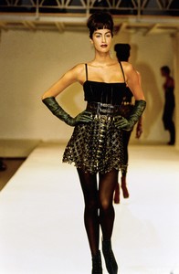 AZZEDINE-ALAIA-FALL-1991-RTW-101-YASMEEN-GHAUI.thumb.jpg.b79e47bc4f122e50f21d95b1a8f13834.jpg