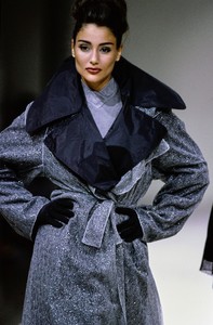 AZZEDINE-ALAIA-FALL-1991-RTW-109.thumb.jpg.6c60208bcc909342f8f7bf05fe440aa2.jpg