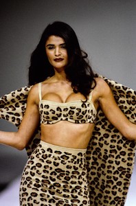 AZZEDINE-ALAIA-FALL-1991-RTW-116-HELENA-CHRISTENSEN.thumb.jpg.77ae32835e2e8886309fd1a6a09dbb0c.jpg