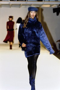 AZZEDINE-ALAIA-FALL-1991-RTW-12-NAOMI-CAMPBELL.thumb.jpg.abc0c0658eeec135c0daf68156b5df5b.jpg