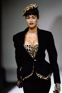 AZZEDINE-ALAIA-FALL-1991-RTW-120-YASMEEN-GHAURI.thumb.jpg.ab2d301f82c57e4354d1483c35a6cc0e.jpg