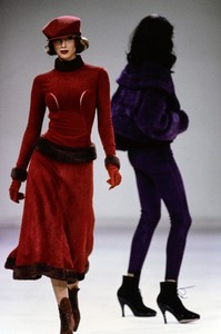 AZZEDINE-ALAIA-FALL-1991-RTW-13-CHRISTY-TURLINGTON.thumb.jpg.89339404fb1d530e6f670ec0795a45c6.jpg