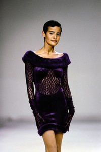 AZZEDINE-ALAIA-FALL-1991-RTW-37-NADEGE-DU-BOSPERTUS.thumb.jpg.dfe32448f7c1b1357a4e8ed805f7300f.jpg