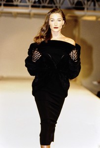AZZEDINE-ALAIA-FALL-1991-RTW-39-CARLA-BRUNI.thumb.jpg.49db149527f185e0adc0dedf1b61d2a4.jpg