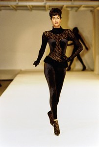 AZZEDINE-ALAIA-FALL-1991-RTW-40-YASMEEN-GHAURI.thumb.jpg.2f322d4a90b3bd20553fffd4f00229f3.jpg