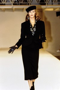 AZZEDINE-ALAIA-FALL-1991-RTW-47-ELLE-MACPHERSON.thumb.jpg.b1cdf94d7ecdf5df5276a5aa33483844.jpg