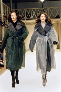 AZZEDINE-ALAIA-FALL-1991-RTW-52-CLAUDIA-MASON.thumb.jpg.72526d0b01c2e5527343313bc7adad60.jpg