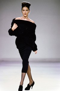 AZZEDINE-ALAIA-FALL-1991-RTW-57-CARLA-BRUNI.thumb.jpg.20395858f06b1b083e24608fbbd53ed1.jpg