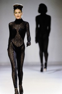 AZZEDINE-ALAIA-FALL-1991-RTW-62-CARLA-BRUNI.thumb.jpg.5fd4709a01a1d9b8e4cc9fe47af85003.jpg