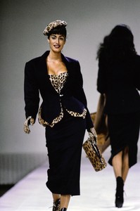 AZZEDINE-ALAIA-FALL-1991-RTW-66-YASMEEN-GHAURI.thumb.jpg.3f70efbb8627e3c78445e5758321bf6b.jpg