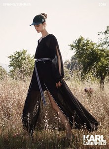 Karl-Lagerfeld-SS19-01-620x840.thumb.jpg.0d02040dec2f9b39ca4eea5c573234ff.jpg