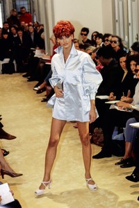 PRADA-SPRING-1992-RTW-43-LINDA-EVANGELISTA-CN10033872.thumb.jpg.8fc6ae6ed86520992805340f9f35b802.jpg