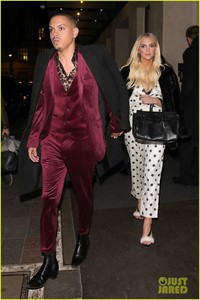 ashlee-simpson-evan-ross-make-it-date-night-in-london-05.jpg