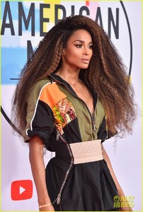 ciara-future-jr-american-music-awards-2018-04.jpg