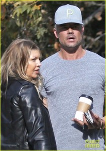 fergie-josh-duhamel-hug-it-out-during-morning-meet-up-02.thumb.jpg.267d6857b429cf31405fd6cd87048870.jpg