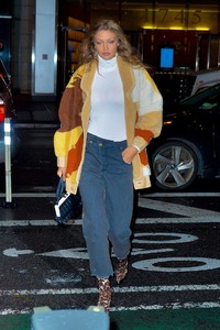 gigi-hadid-out-in-nyc-11-06-2018-7.jpg