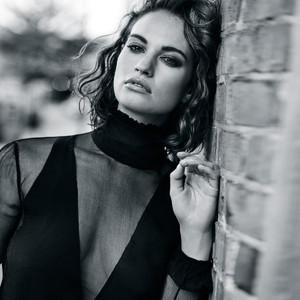 kinopoisk.ru-Lily-James-3264086.jpg
