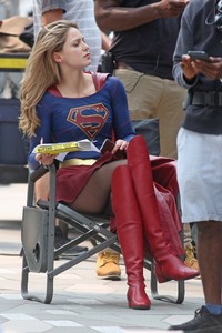 melissa-benoist-supergirl-set-in-vancouver-08-14-2018-0.jpg