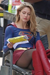 melissa-benoist-supergirl-set-in-vancouver-08-14-2018-1.jpg