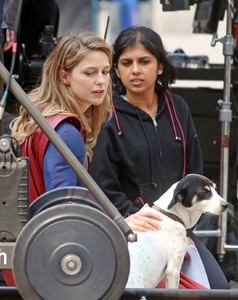 melissa-benoist-supergirl-set-in-vancouver-08-14-2018-3.jpg