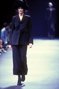 1007889111_CommedesGarcons1992WomenRTW75.thumb.jpg.0174726f35a50d541a28f2330ab96f93.jpg