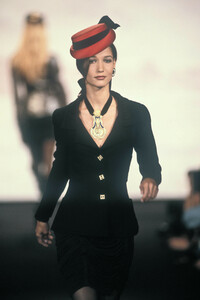 1053031412_Chanel1990HauteCouture25.thumb.jpg.2a3d2f6cc48c8503d6fc97518e3d4bf9.jpg