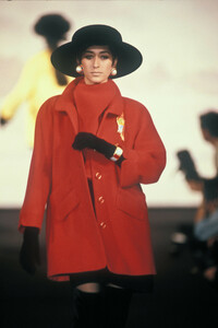 1060874137_Chanel1990HauteCouture13.thumb.jpg.616db5d4c29fa254857ae223a1cfe6b6.jpg