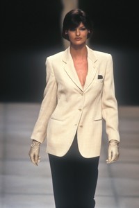 1161727539_GiorgioArmani1992WomenRTW51.thumb.jpg.8283555c29c7fe3035739145f6aee7b3.jpg