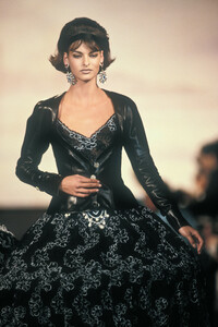 116890340_Chanel1990HauteCouture8.thumb.jpg.b6ad4437330bde14418015f75ed852b5.jpg