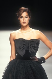 1186685961_GiorgioArmani1992WomenRTW106.thumb.jpg.2588e572cefa22143e63a59d67734bb6.jpg
