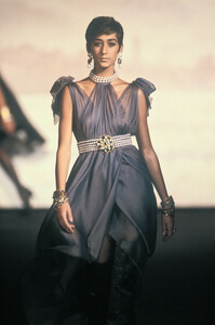 1192883593_Chanel1990HauteCouture19.thumb.jpg.088e2f57d971f07cf679acbb399b7425.jpg