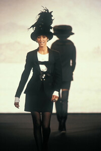 119734985_Chanel1990HauteCouture1.thumb.jpg.59a8aa65d9293780b1cf8a6b8c014712.jpg