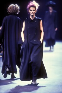 1276724221_CommedesGarcons1992WomenRTW67.thumb.jpg.81a411d18152cec1f74ec2ed404aa7d8.jpg